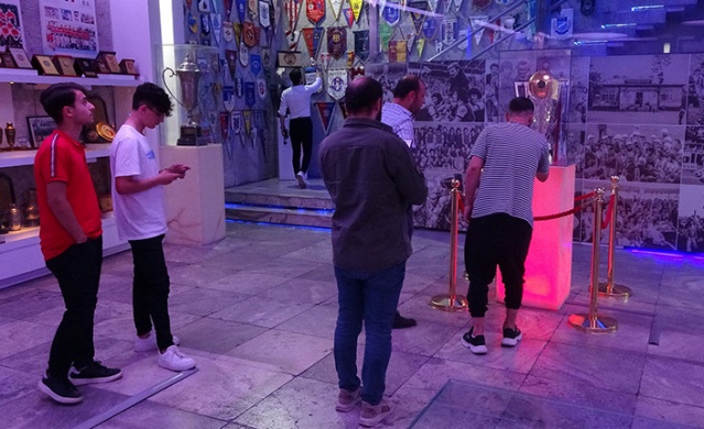 Trabzonspor'un şampiyonluk kupasına ziyaretçi akını! Foto Galeri 13