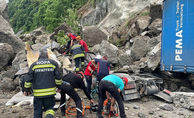 Artvin Valisi'nden heyelanla ilgili açıklama geldi! Foto Haber 4