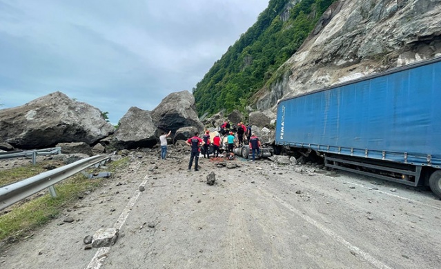 Artvin Valisi'nden heyelanla ilgili açıklama geldi! Foto Haber 2