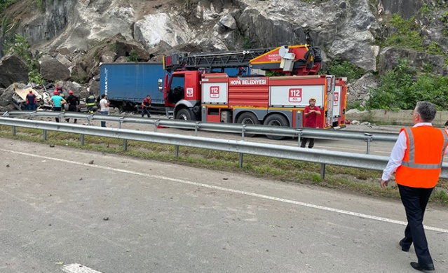 Artvin Valisi'nden heyelanla ilgili açıklama geldi! Foto Haber 3