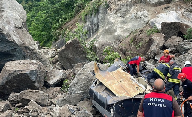 Artvin Valisi'nden heyelanla ilgili açıklama geldi! Foto Haber 5