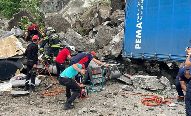 Artvin Valisi'nden heyelanla ilgili açıklama geldi! Foto Haber 7