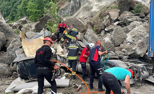 Artvin Valisi'nden heyelanla ilgili açıklama geldi! Foto Haber 8