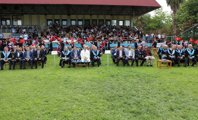 KTÜ Mühendislik Fakültesi'nde Mezuniyet Coşkusu. Foto Haber 3
