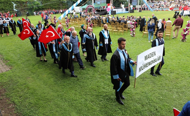KTÜ Mühendislik Fakültesi'nde Mezuniyet Coşkusu. Foto Haber 22