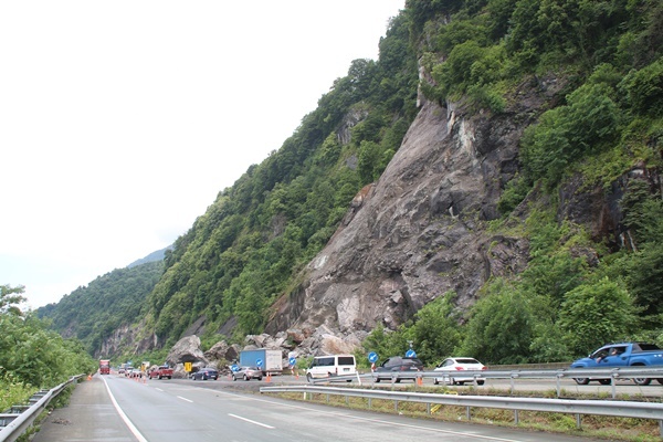 Heyelan sahasındaki TIR kuyruğunda 'korkulu' bekleyiş. Foto Haber 13