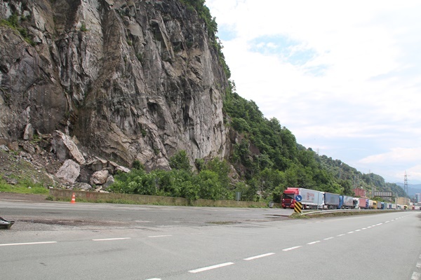 Heyelan sahasındaki TIR kuyruğunda 'korkulu' bekleyiş. Foto Haber 12