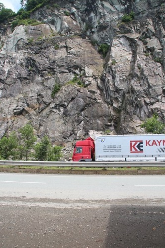 Heyelan sahasındaki TIR kuyruğunda 'korkulu' bekleyiş. Foto Haber 9