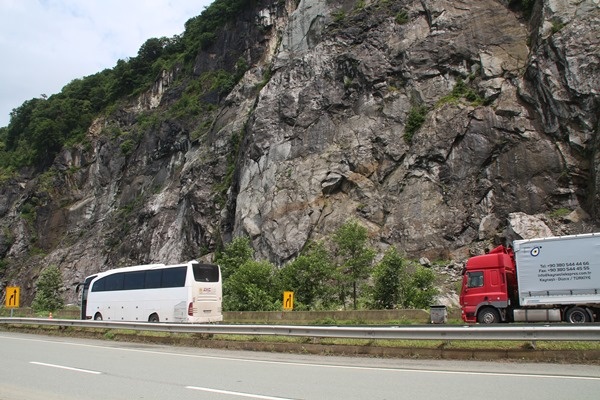 Heyelan sahasındaki TIR kuyruğunda 'korkulu' bekleyiş. Foto Haber 14