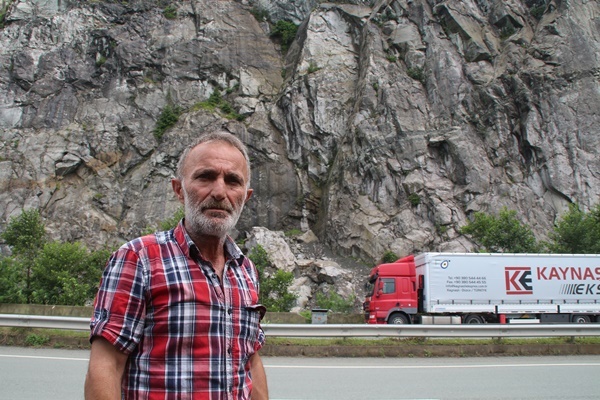 Heyelan sahasındaki TIR kuyruğunda 'korkulu' bekleyiş. Foto Haber 16