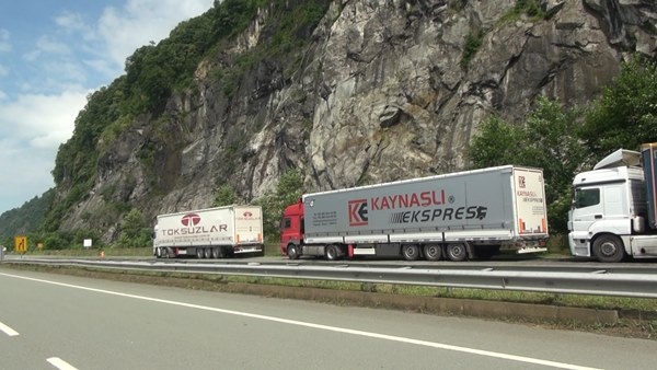 Heyelan sahasındaki TIR kuyruğunda 'korkulu' bekleyiş. Foto Haber 3