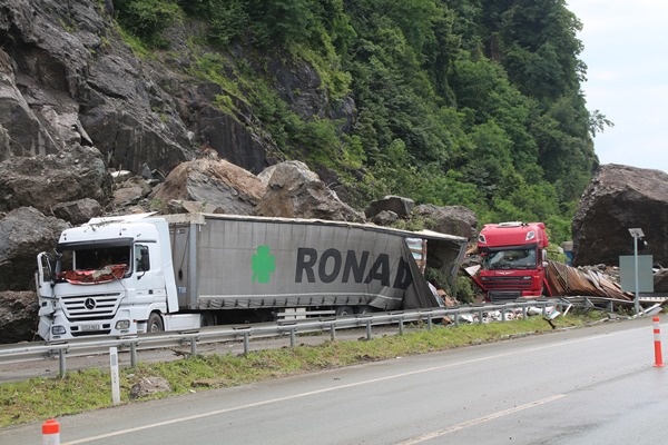 Heyelan sahasındaki TIR kuyruğunda 'korkulu' bekleyiş. Foto Haber 4