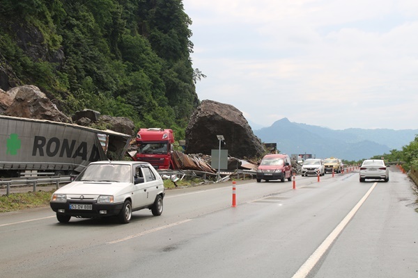 Heyelan sahasındaki TIR kuyruğunda 'korkulu' bekleyiş. Foto Haber 5