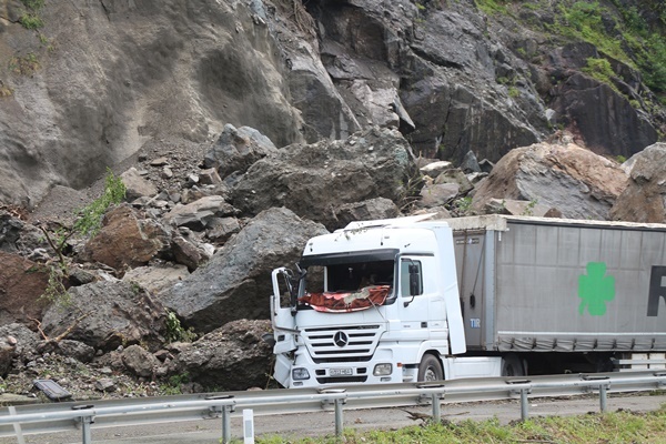 Heyelan sahasındaki TIR kuyruğunda 'korkulu' bekleyiş. Foto Haber 8