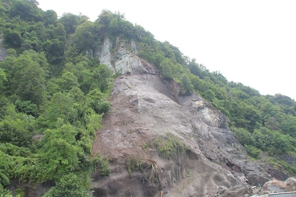 Heyelan sahasındaki TIR kuyruğunda 'korkulu' bekleyiş. Foto Haber 6