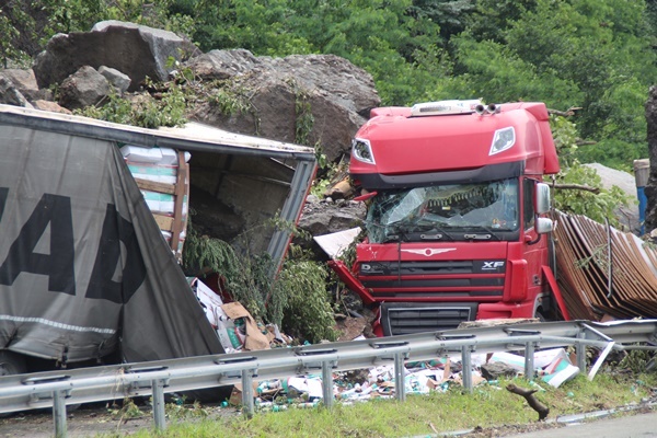 Heyelan sahasındaki TIR kuyruğunda 'korkulu' bekleyiş. Foto Haber 10