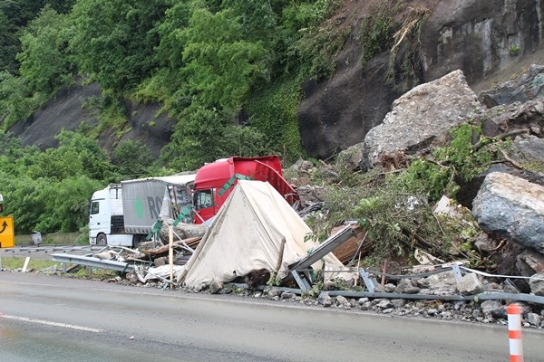 Heyelan sahasındaki TIR kuyruğunda 'korkulu' bekleyiş. Foto Haber 7