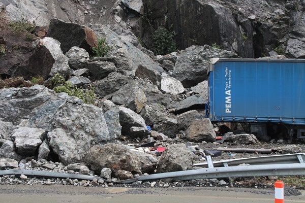 Heyelan sahasındaki TIR kuyruğunda 'korkulu' bekleyiş. Foto Haber 11