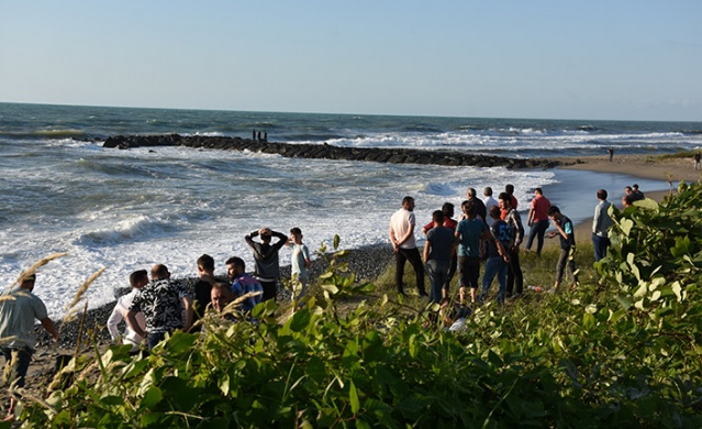 Trabzon'da denizde boğulma tehlikesi geçiren 3 kişiden 2'si kurtarıldı.Foto Haber 12