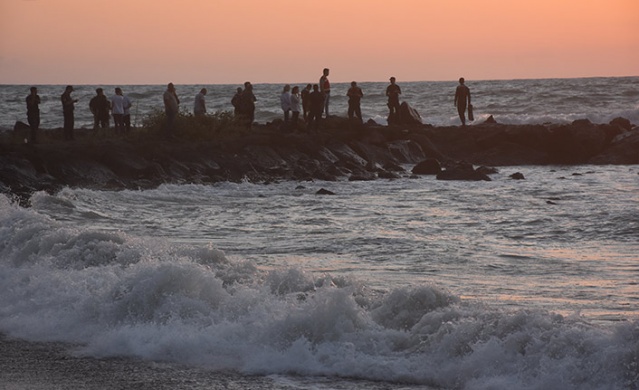 Trabzon'da denizde boğulma tehlikesi geçiren 3 kişiden 2'si kurtarıldı.Foto Haber 3