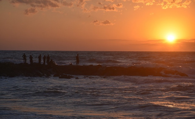 Trabzon'da denizde boğulma tehlikesi geçiren 3 kişiden 2'si kurtarıldı.Foto Haber 4