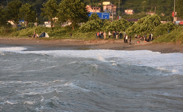 Trabzon'da denizde boğulma tehlikesi geçiren 3 kişiden 2'si kurtarıldı.Foto Haber 6