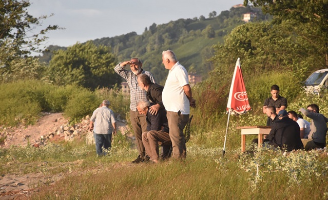 Trabzon'da denizde boğulma tehlikesi geçiren 3 kişiden 2'si kurtarıldı.Foto Haber 9