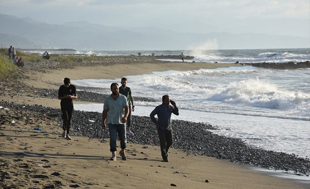 Trabzon'da denizde boğulma tehlikesi geçiren 3 kişiden 2'si kurtarıldı.Foto Haber 13