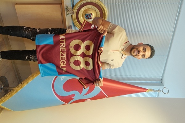 Trabzonspor'da Trezeguet imzayı attı 5