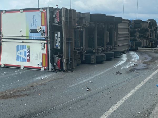 Rize'de faciadan dönüldü! Dinamit yüklü tır ile kamyonet çarpıştı. Foto Haber 2