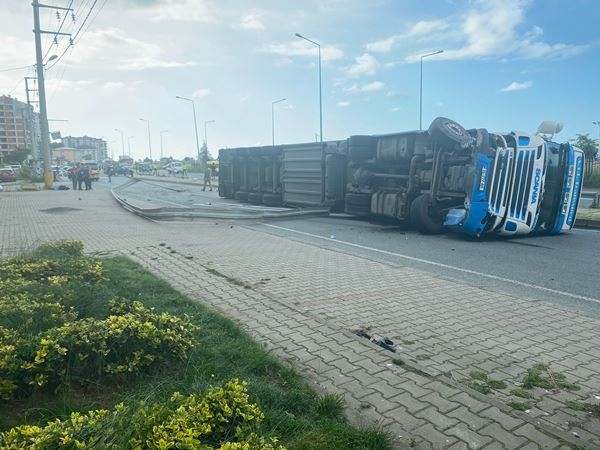 Rize'de faciadan dönüldü! Dinamit yüklü tır ile kamyonet çarpıştı. Foto Haber 4