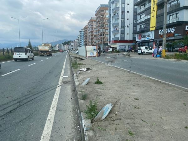 Rize'de faciadan dönüldü! Dinamit yüklü tır ile kamyonet çarpıştı. Foto Haber 6