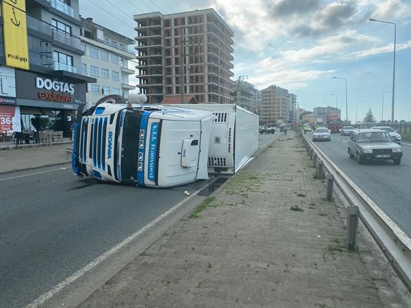 Rize'de faciadan dönüldü! Dinamit yüklü tır ile kamyonet çarpıştı. Foto Haber 5