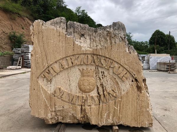 Trabzon'da mermer ustalarından 13 tonluk şampiyonluk anıtı. Foto Haber 2