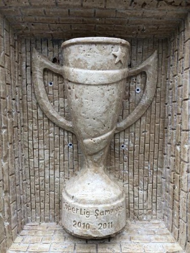 Trabzon'da mermer ustalarından 13 tonluk şampiyonluk anıtı. Foto Haber 3