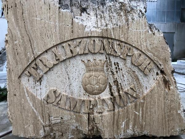 Trabzon'da mermer ustalarından 13 tonluk şampiyonluk anıtı. Foto Haber 17