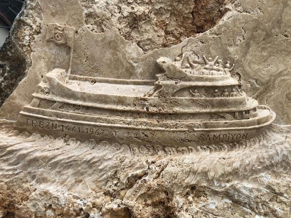 Trabzon'da mermer ustalarından 13 tonluk şampiyonluk anıtı. Foto Haber 33