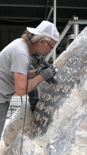 Trabzon'da mermer ustalarından 13 tonluk şampiyonluk anıtı. Foto Haber 12