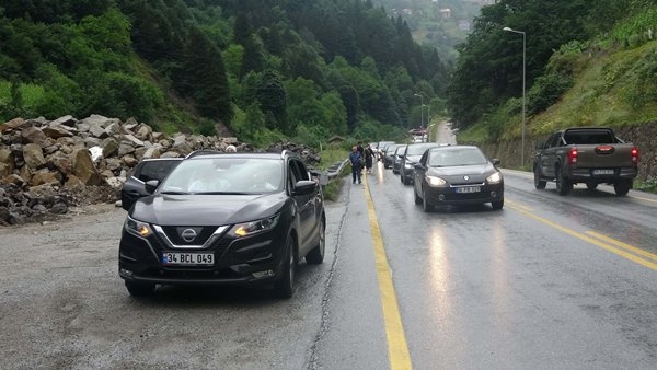 Uzungöl'e akın; kilometrelerce araç kuyruğu oluştu. Foto Haber 10