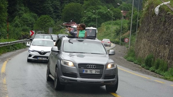 Uzungöl'e akın; kilometrelerce araç kuyruğu oluştu. Foto Haber 13