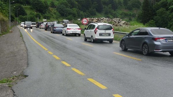 Uzungöl'e akın; kilometrelerce araç kuyruğu oluştu. Foto Haber 4