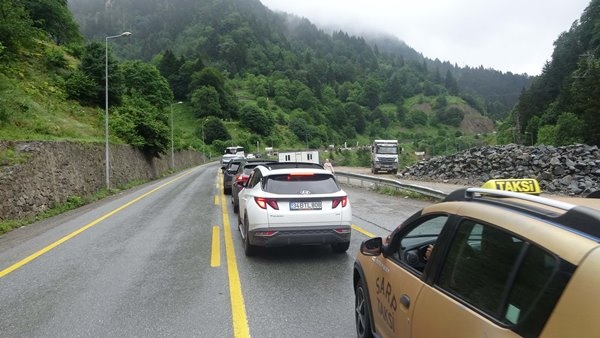 Uzungöl'e akın; kilometrelerce araç kuyruğu oluştu. Foto Haber 6