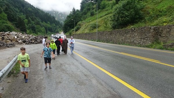 Uzungöl'e akın; kilometrelerce araç kuyruğu oluştu. Foto Haber 9