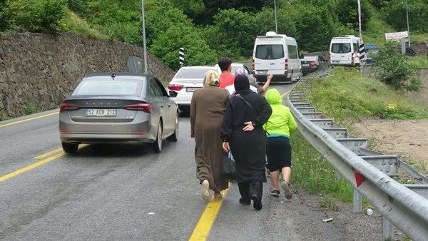 Uzungöl'e akın; kilometrelerce araç kuyruğu oluştu. Foto Haber 11