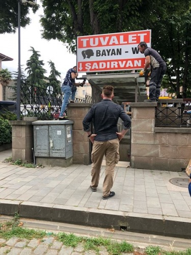 Trabzon’da tarihi cemideki tabela kirliliğine müdahale. Foto Haber 4