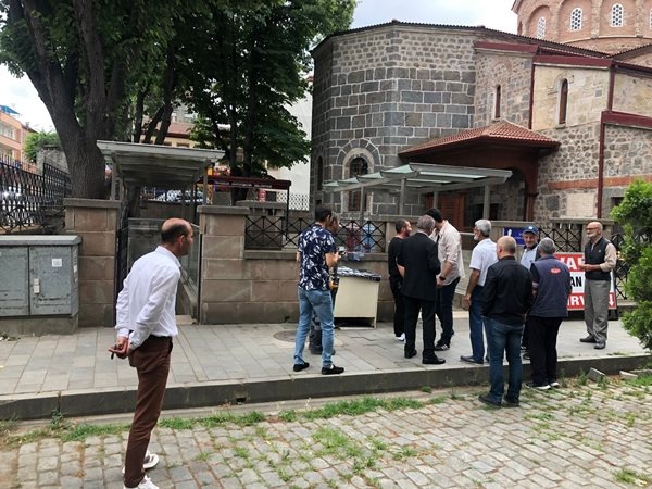 Trabzon’da tarihi cemideki tabela kirliliğine müdahale. Foto Haber 3