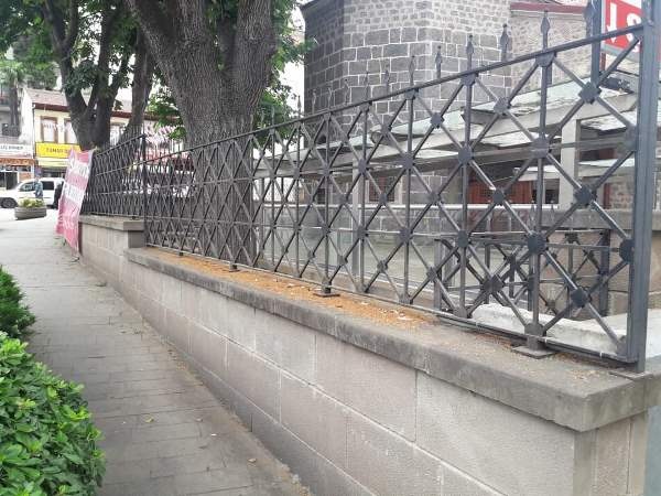 Trabzon’da tarihi cemideki tabela kirliliğine müdahale. Foto Haber 7