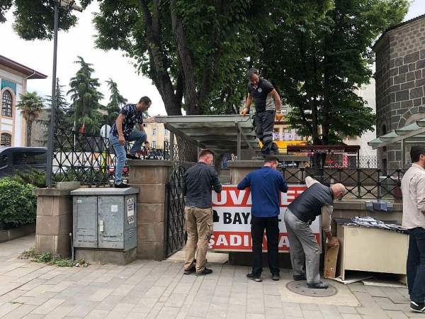 Trabzon’da tarihi cemideki tabela kirliliğine müdahale. Foto Haber 6