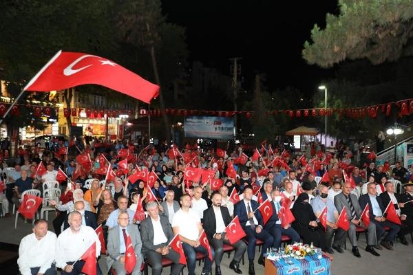 Tüm Türkiye gibi Akçaabat da tek yürek oldu. Foto Haber 4