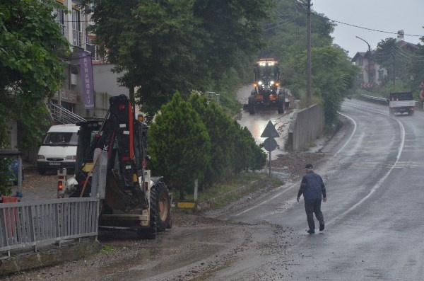 Doğu Karadeniz'i sağanak vurdu! 2 iş yerini ve 10 evi su bastı. Foto Haber 6